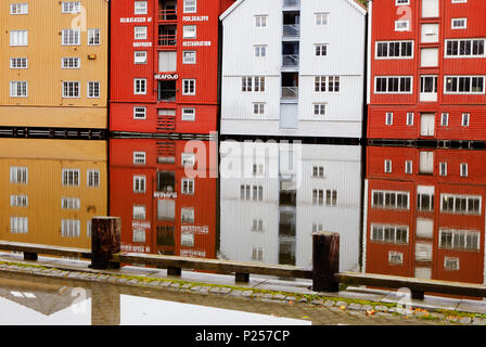 Trondheim, Norvegia - 30 Settembre 2016: edifici riflessioni nel fiume nel centro della citta'. Foto Stock