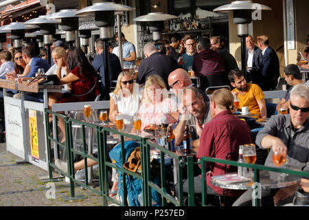 Malmo, Svezia - 23 agosto 2017: persone presso i ristoranti all'aperto sedi si trova presso la piazza Lilla Torg nel centro di Malmo. Foto Stock