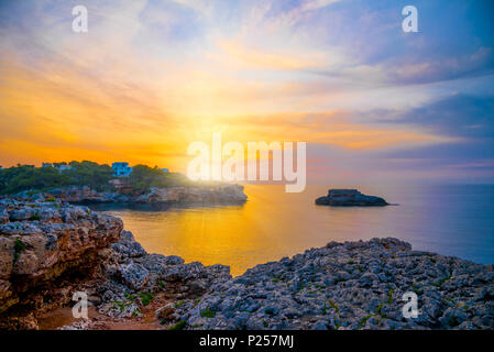 Incredibile colorato sunrise scena sulla Punta Grossa costa in Mallorca Island di Spagna Foto Stock