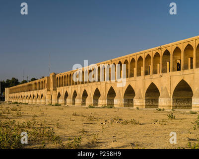 Si-o-se-pol, ponte di trentatré (copre) oltre il Zayandeh Rud fiume di Isfahan Foto Stock