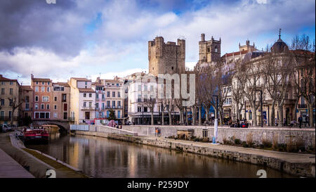 Canal de la Robine, vista sopra la città vecchia e la Cattedrale di Narbonne Foto Stock