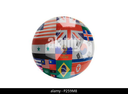 Le bandiere di tutti i paesi sul pallone da calcio isolati su sfondo bianco Foto Stock