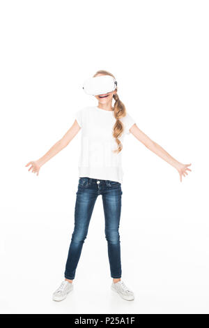 Eccitato adolescente di sesso femminile utilizzando la realtà virtuale auricolare, isolato su bianco Foto Stock