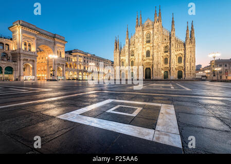 Crepuscolo presso la piazza del duomo gotico, Milano, Lombardia, Italia, Europa Foto Stock