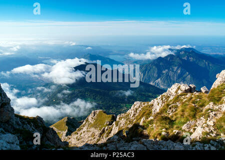 Vista dalla parte superiore della cresta Cermenati, il massiccio della Grigna Meridionale, Lecco, Lombardia, Italia, Europa Foto Stock