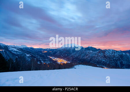 Vista della Valsassina e Grigna Settentrionale da Alpe Giumello presso sunrise, Lecco, Lombardia, Italia, Europa Foto Stock