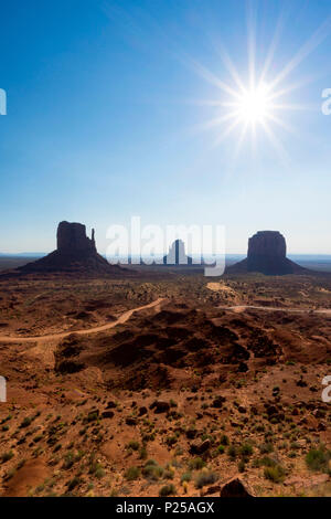 Le muffole e Merrick Butte visto dal Centro Visita di Monument Valley Navajo Tribal Park, Utah, Stati Uniti d'America Foto Stock