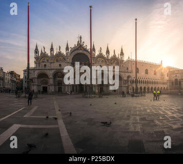 Venezia, Veneto, Italia. Vista sopra la Basilica di San Marco e il Palazzo Ducale. Foto Stock