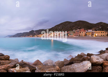 Tipiche case sulla spiaggia, Varigotti, provincia di Savona Liguria, Italia, Europa Foto Stock