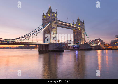 Il Tower Bridge all'alba riflessa nel fiume Tamigi, Londra, Gran Bretagna, Regno Unito Foto Stock