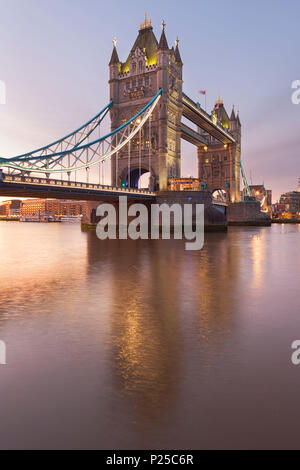 Il Tower Bridge all'alba riflessa nel fiume Tamigi, Londra, Gran Bretagna, Regno Unito Foto Stock