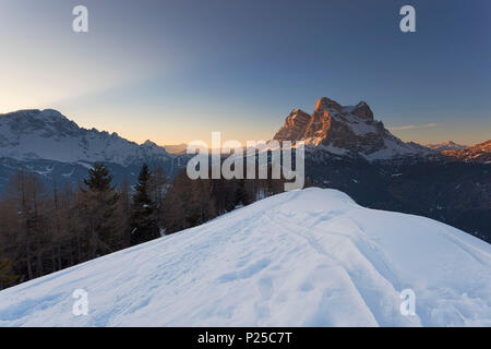 Il Monte Pelmo, Dolomiti, Val di Zoldo, Forno di Zoldo, provincia di Belluno, Veneto, Italia. Foto Stock