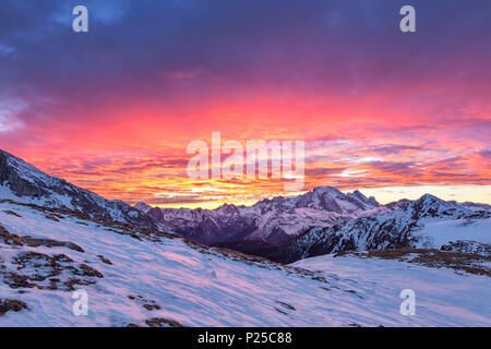 Vista dal Col Piombin al gruppo della Marmolada al tramonto, Dolomiti, Passo Giau, San Vito di Cadore, provincia di Belluno, Veneto, Italia Foto Stock