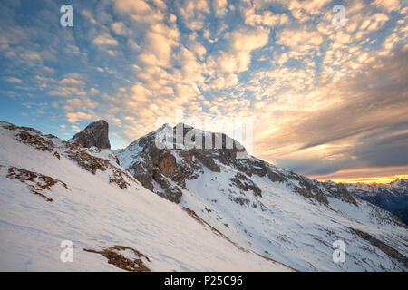 Nuvole sul gruppo Cernera dal Col Piombin, Dolomiti, Passo Giau, San Vito di Cadore, provincia di Belluno, Veneto, Italia Foto Stock