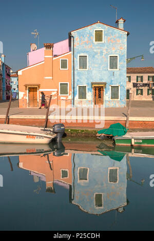 Una donna passeggiando per le fondamenta della Pescheria, Burano, Venezia, Veneto, Italia, Europa Foto Stock