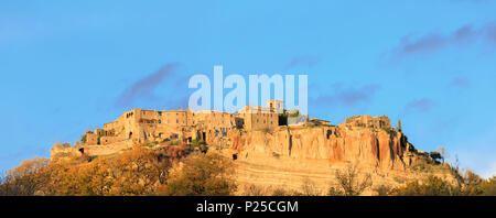 Vista panoramica di Civita di Bagnoregio durante il tramonto. Bagnoregio, provincia di Viterbo, Lazio, Italia Foto Stock