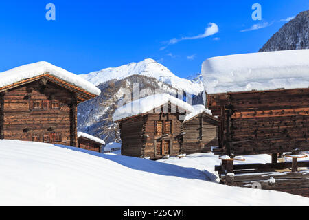 Case tradizionali walser del villaggio di Blatten. Zermatt, cantone di Valais / Wallis, Svizzera. Foto Stock