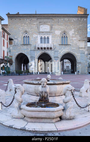 Fontana del Contarini e Palazzo della Ragione. Bergamo, Lombardia, Italia. Foto Stock