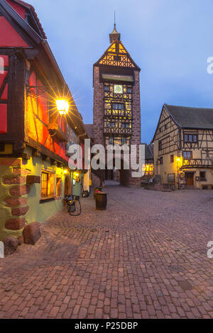 Torre Dolder, villaggio Riquewihr, Sainte-Marie-aux-Mine Canton, Colmar-Ribeauvillé distretto, dipartimento dell'Alto Reno, Grand Est , Francia. Foto Stock