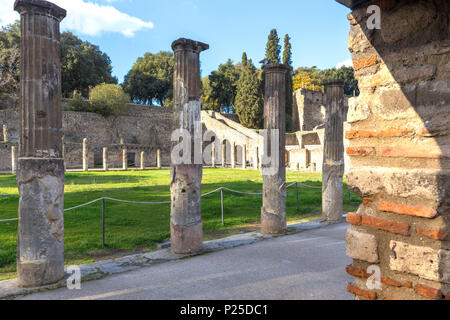 Arcade di teatri o caserma di gladiatori nell antica Pompei villaggio, distretto di Napoli, campania, Italy Foto Stock