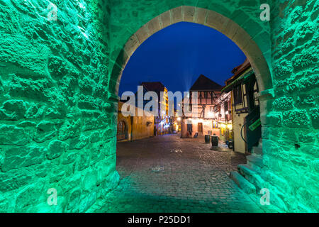 Villaggio Riquewihr, Sainte-Marie-aux-Mine Canton, Colmar--Ribeauvillé distretto, dipartimento dell'Alto Reno, Grand Est , Francia. Foto Stock