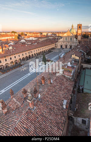 Piazza Ducale visto dal Bramante's Tower (Vigevano, Lomellina, nella provincia di Pavia, Lombardia, Italia) Foto Stock