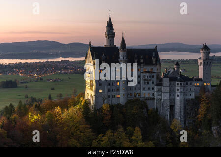 Il castello di Neuschwanstein al crepuscolo. Schwangau, Schwaben, Baviera, Germania. Foto Stock