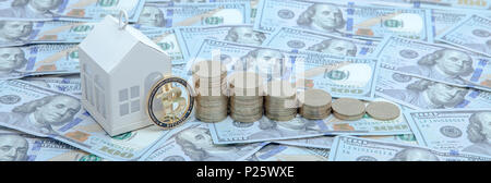 Mini casa sulla pila di monete e bitcoin. Concetto di investimento immobiliare. Foto Stock
