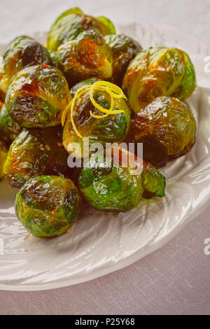 Arrostite i cavoletti di Bruxelles con la scorza di limone Foto Stock