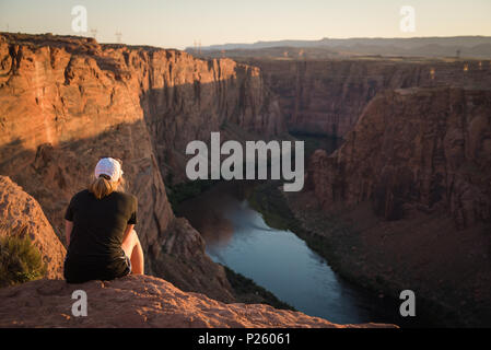 Una donna che si affaccia sul fiume Colorado in Pagina, Arizona durante il tramonto. Foto Stock