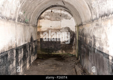 In disuso Air Raid Shelter vicino Stanton Ferriera, Derbyshire, Regno Unito Foto Stock