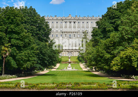 La facciata ovest del Palazzo Reale di Madrid (Palacio Real). Vista dal Campo del Moro giardini. Madrid, Spagna. Foto Stock