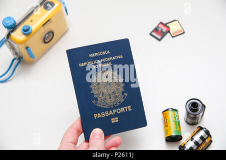 Passaporto brasiliano con accessori da viaggio in background Foto Stock