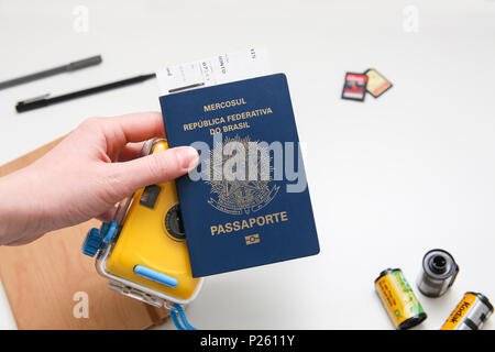 Passaporto brasiliano con accessori da viaggio in background Foto Stock