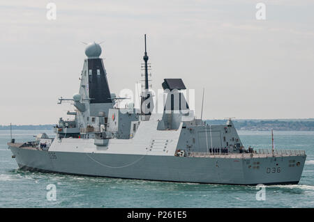 La British Royal Navy audace tipo classe 45 aria difesa cacciatorpediniere HMS Defender (D36) uscire Portsmouth, Regno Unito il 11 giugno 2018. Foto Stock