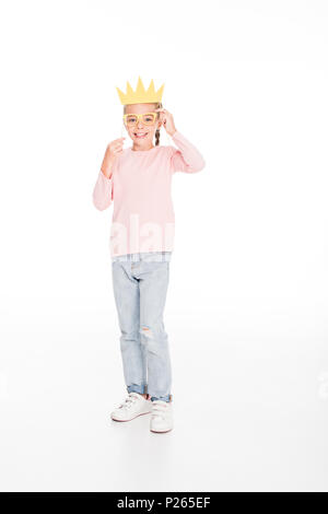 Sorridente kid giocando con il carnevale gli occhiali di cartone e corona, isolato su bianco Foto Stock