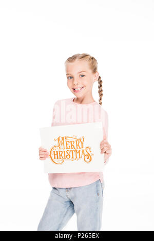 Bambini sorridenti che mostra una carta con testo Buon Natale, isolato su bianco Foto Stock