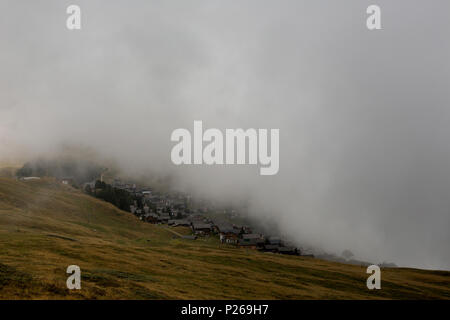 Riederalp, Svizzera, vista nella valle di nebbia Foto Stock