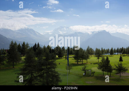 Riederalp, Svizzera, vista su un campo da golf Foto Stock