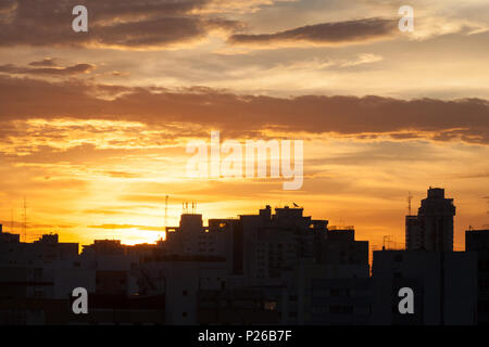 Sagome di edifici al crepuscolo in São Paulo City. Foto Stock