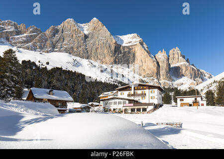 Una vista del Gardeccia rifugio di montagna in Val di Fassa con il gruppo del Catinaccio in background, provincia di Trento, Trentino Alto Adige, Italia Foto Stock