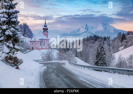 Chiesa di pellegrinaggio Maria Gern in inverno e il Watzmann in background, Berchtesgaden, Baviera, Germania, Europa Foto Stock