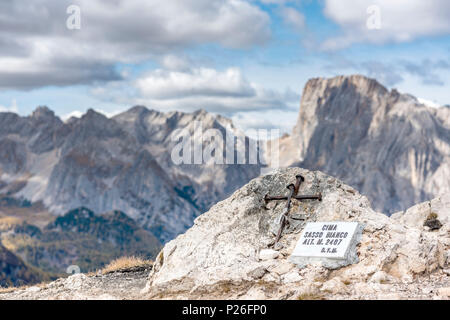 Il monte Sasso Bianco, Dolomiti, Alleghe, provincia di Belluno, Veneto, Italia, Europa. Alla sommità del monte Sasso Bianco Foto Stock