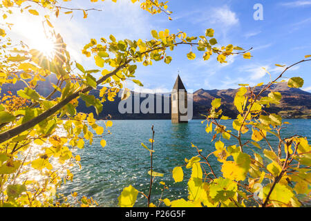 Campanile di semi sommersa chiesa nel lago di Resia (Reschensee), Curon Venosta, provincia di Bolzano, Alto Adige, Italia Foto Stock