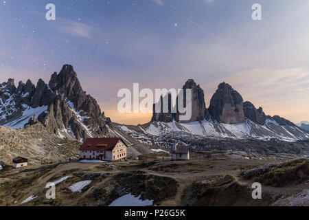 Il cielo stellato su Locatelli e il Rifugio Tre Cime di Lavaredo (Drei Zinnen), Sesto Dolomiti, Alto Adige, Italia Foto Stock