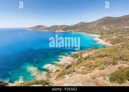 Acqua limpida della spiaggia di Menasina (plage de Menasina), Cargese Corsica, Francia Foto Stock