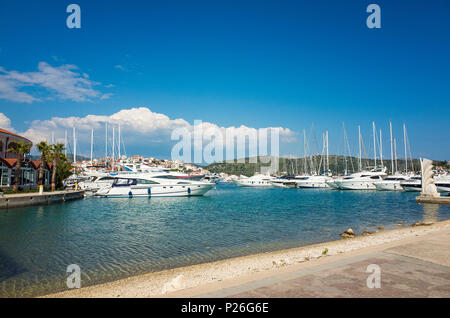 Rogoznica, Croazia, 20 maggio 2018, bella e soleggiata giornata di primavera al Mare Adriatico, Nizza all'esterno della famosa città turistica con cielo blu, il mare e le barche. Foto Stock