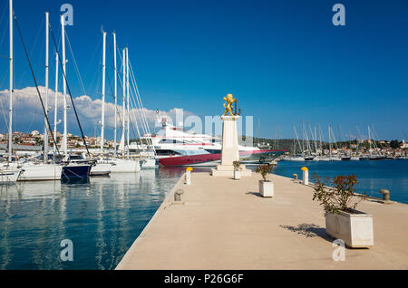 Rogoznica, Croazia, 20 maggio 2018, bella e soleggiata giornata di primavera al Mare Adriatico, Nizza all'esterno della famosa città turistica con cielo blu, il mare e le barche. Foto Stock