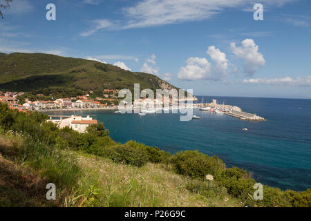 Panoramica del porto e mare turchese, Marciana Marina, Isola d'Elba, Provincia di Livorno, Toscana, Italia Foto Stock