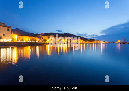 Il vecchio villaggio di Marciana Marina al tramonto, Isola d'Elba, Provincia di Livorno, Toscana, Italia Foto Stock